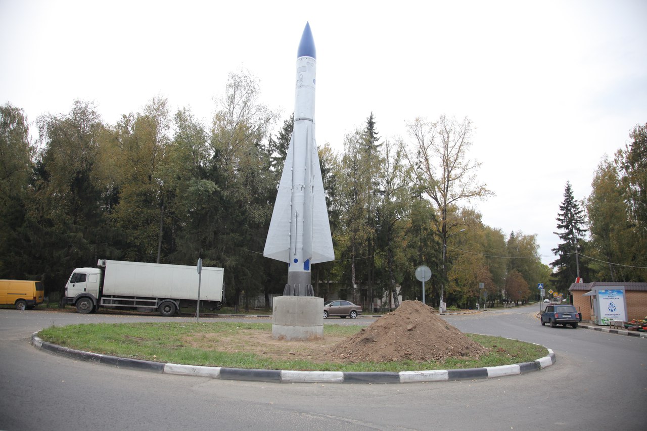 На въезде в мкр. Балабаново-1 установили ракету