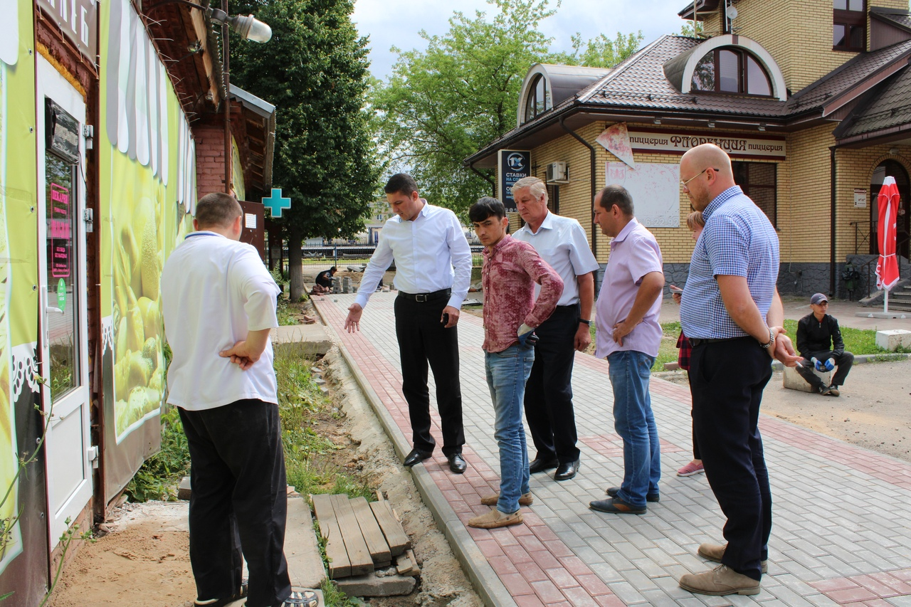 Глава города Сергей Судаков и глава администрации Вячеслав Парфенов проверили ход работ по благоустройству территорий