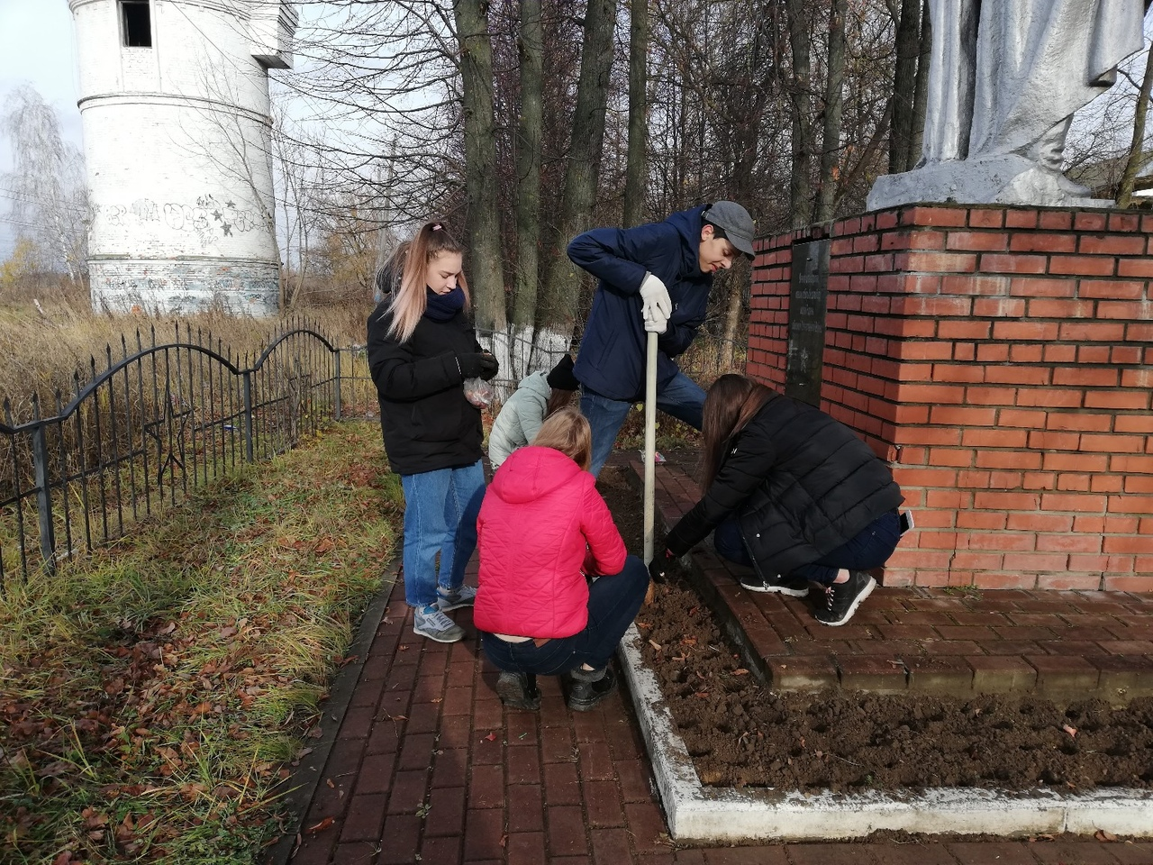Представителями актива Боровского района были проведены работы по посадке тюльпанов около Воинского захоронения