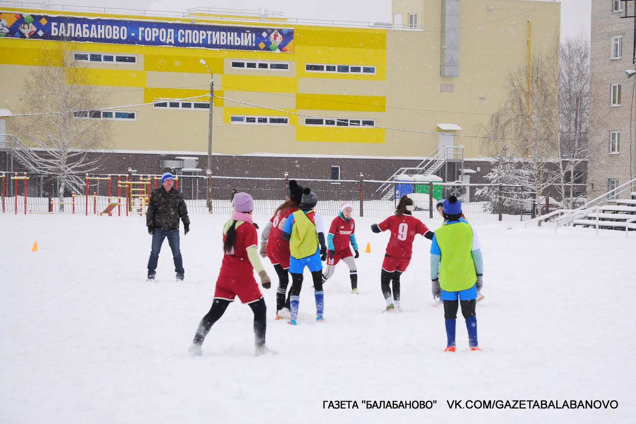 На городском стадионе состоялись игры в рамках турнира по мини-футболу среди школьников "Зимушка"