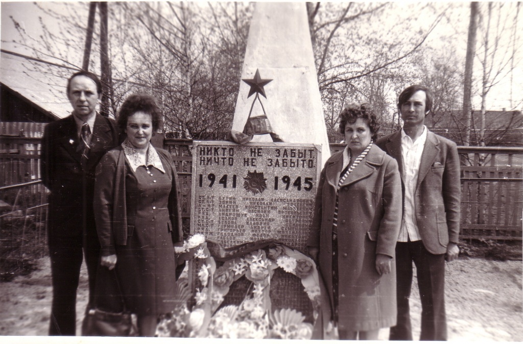 брат Иван 1921г.р., погиб в 1942г., звание - капитан, фото 1936г.